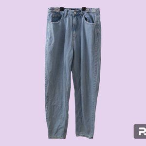 Missguided Riot high rise mom jeans denim in light wash blue size 8.